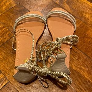 Qupid women flat sandal shoes size8 gold